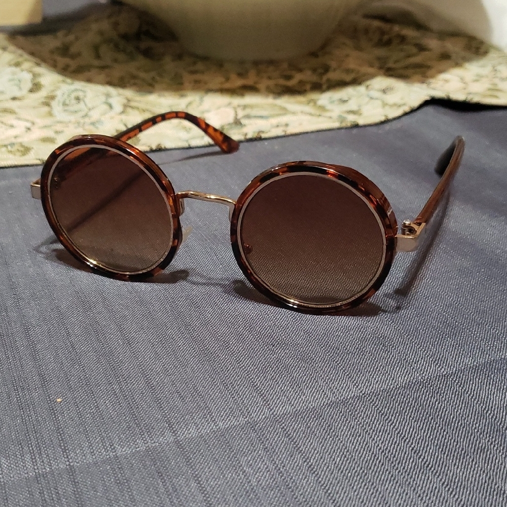 Vtg Ellen Tracy Sunglasses